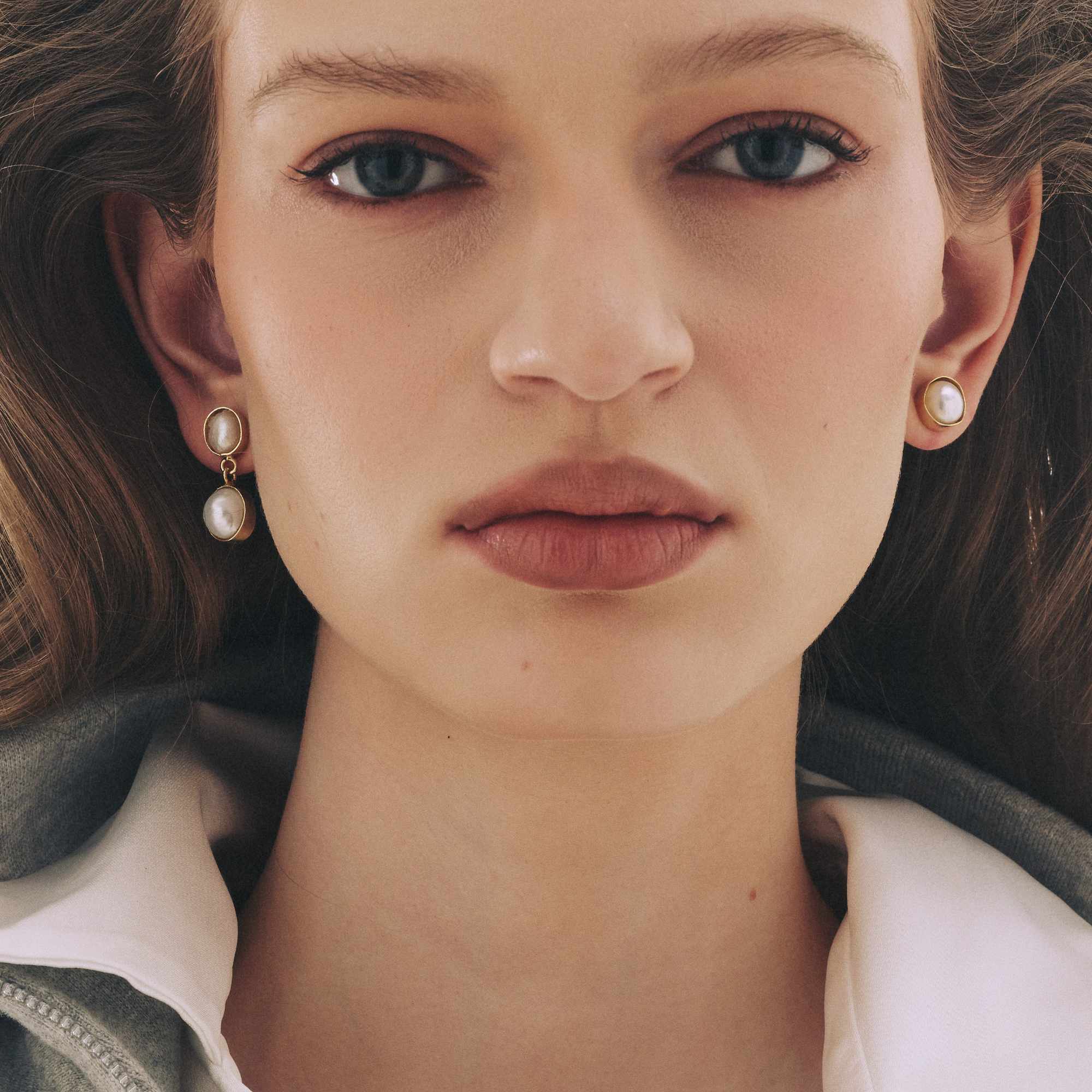 Brinco Sagú Ouro Assimétrico com Pérolas