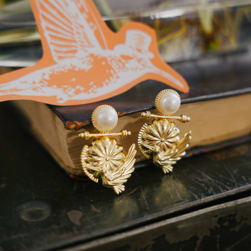 Brinco Beija-Flor Ouro com Pérola