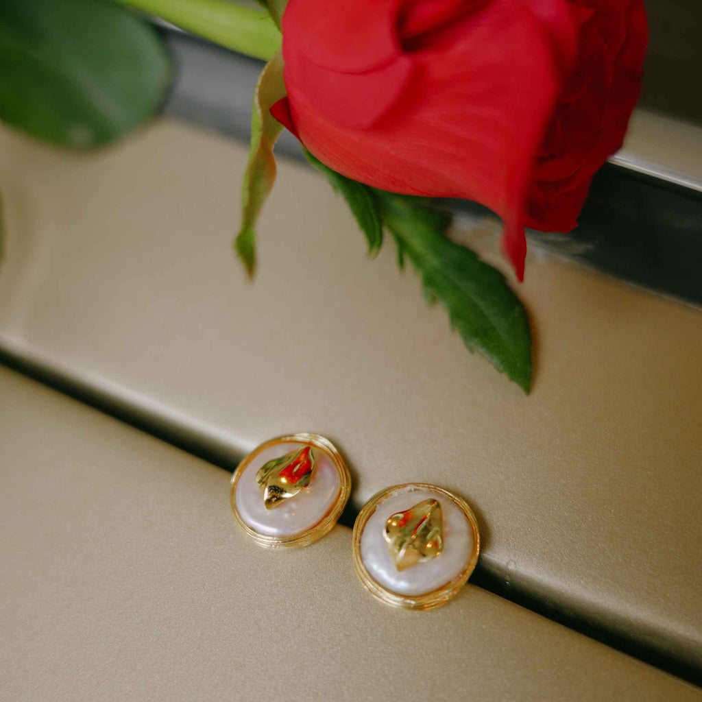 Brinco Pato Ouro com Madrepérola