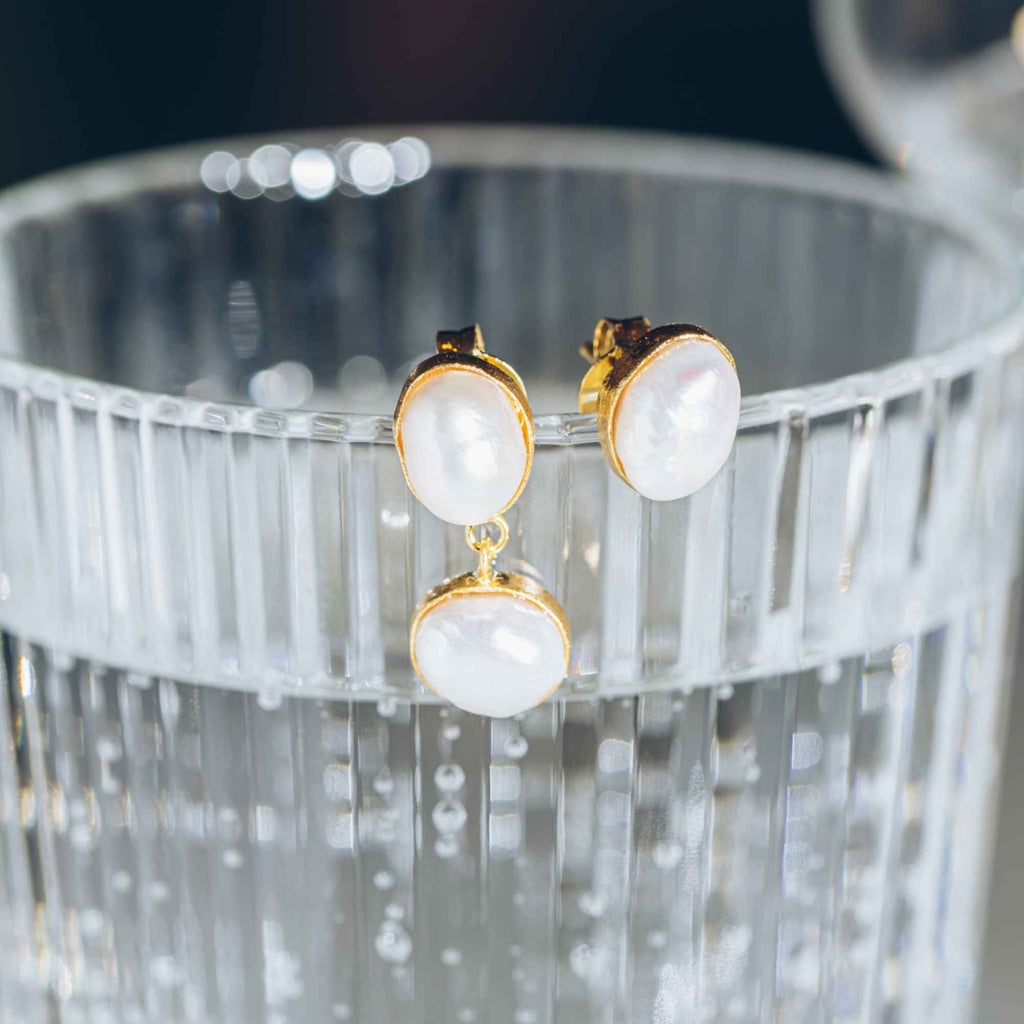 Brinco Sagú Ouro Assimétrico com Pérolas