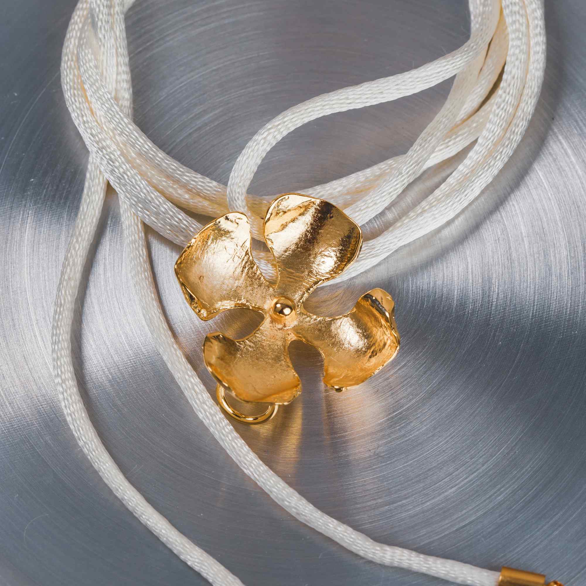 Broche Flor Camélia Ouro