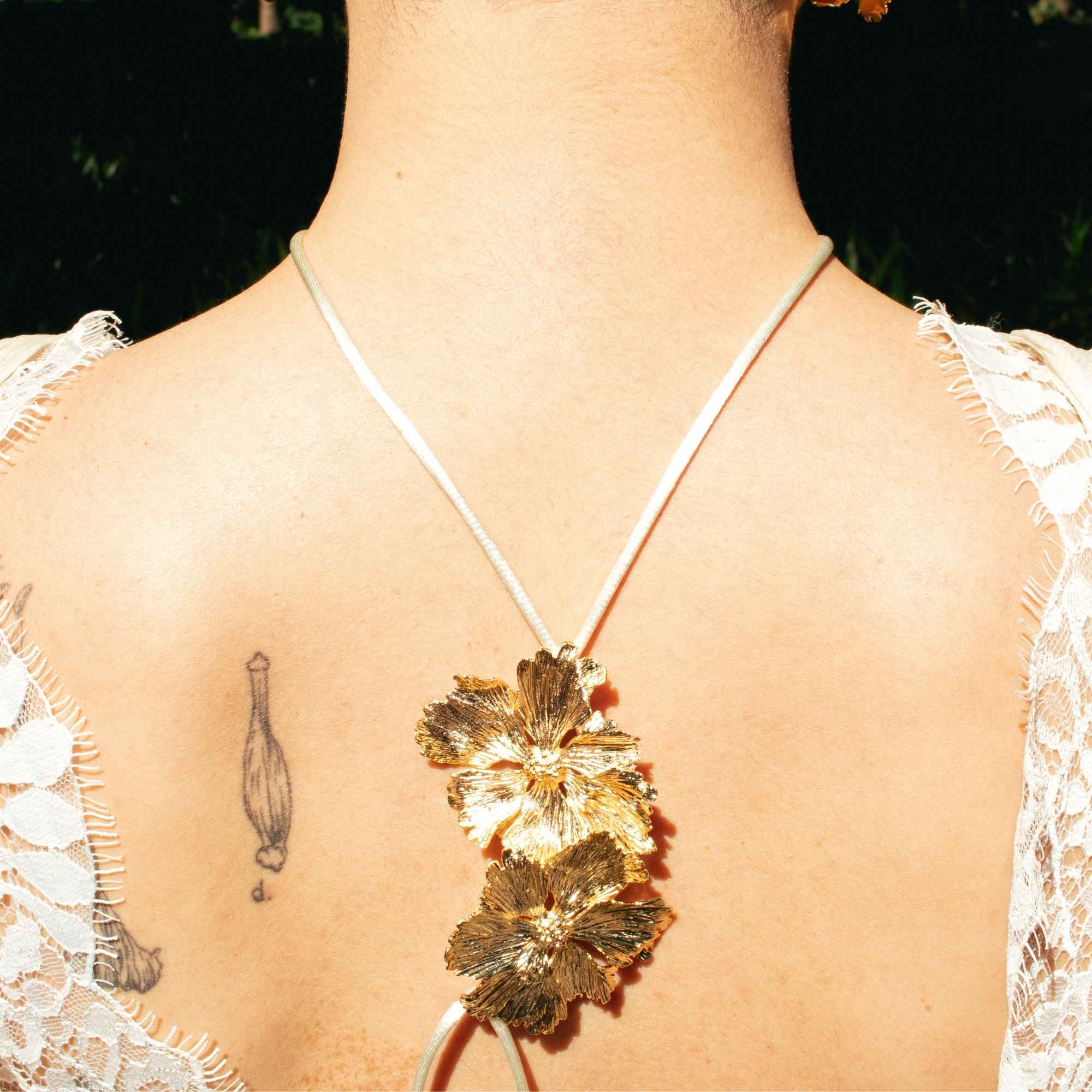 Broche Flor Hibisco Ouro