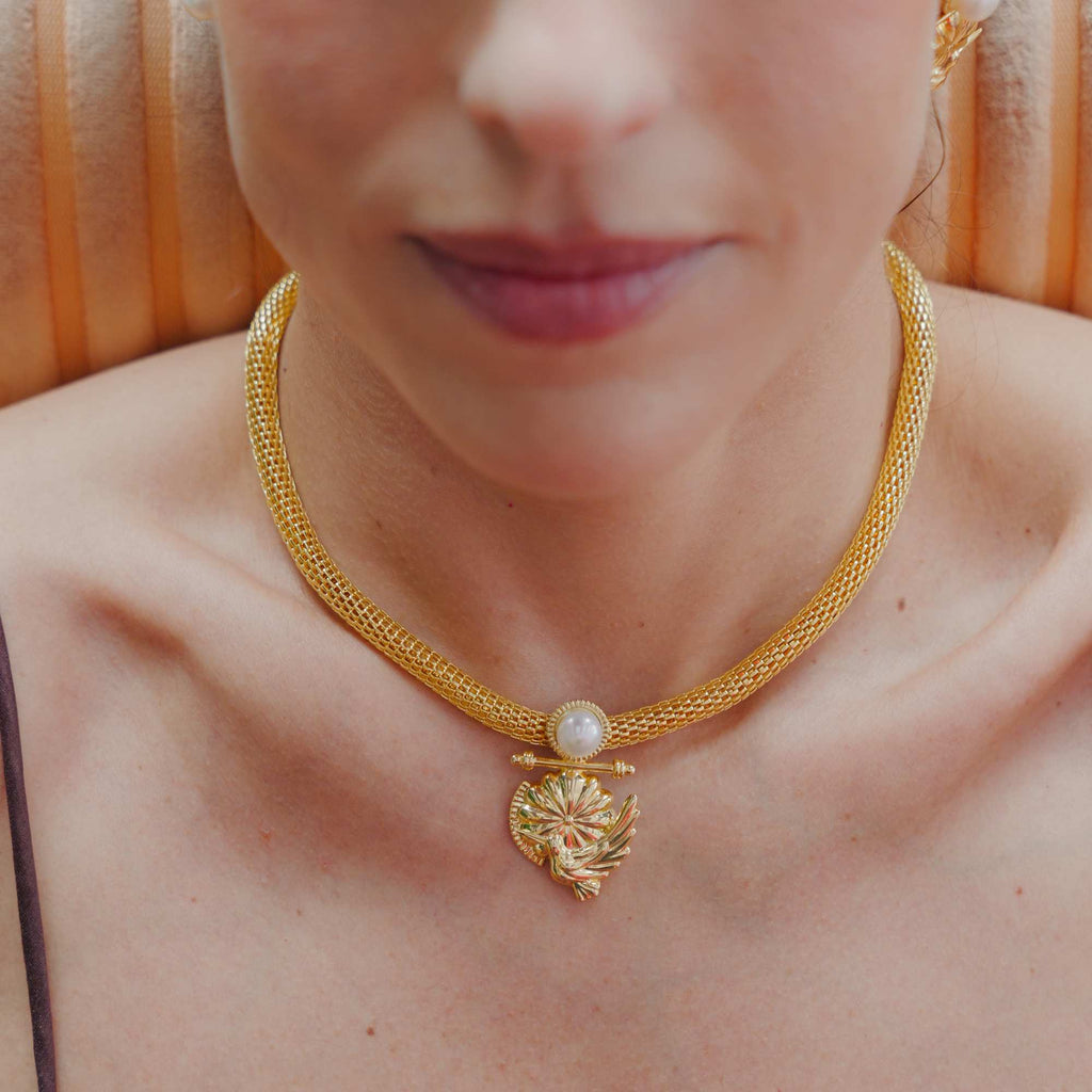 Colar Corrente Medalha Beija-Flor Ouro com Pérola