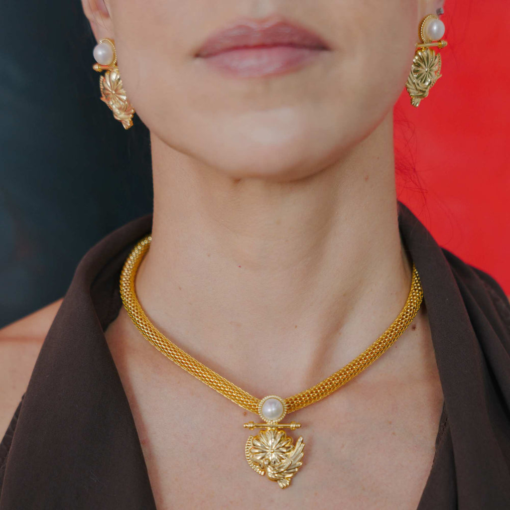 Colar Corrente Medalha Beija-Flor Ouro com Pérola