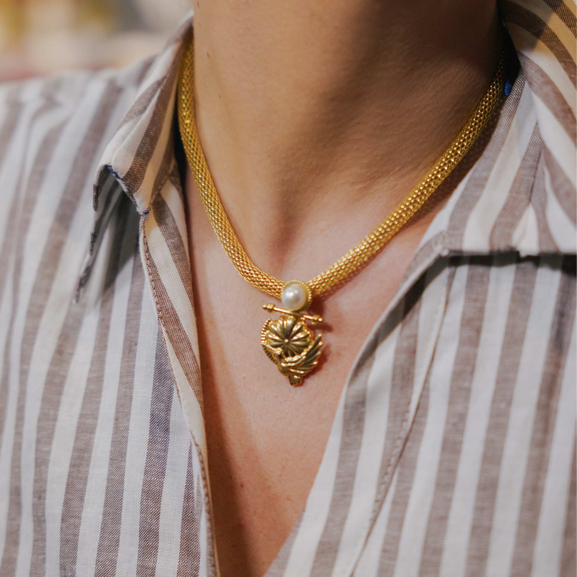 Colar Corrente Medalha Beija-Flor Ouro com Pérola
