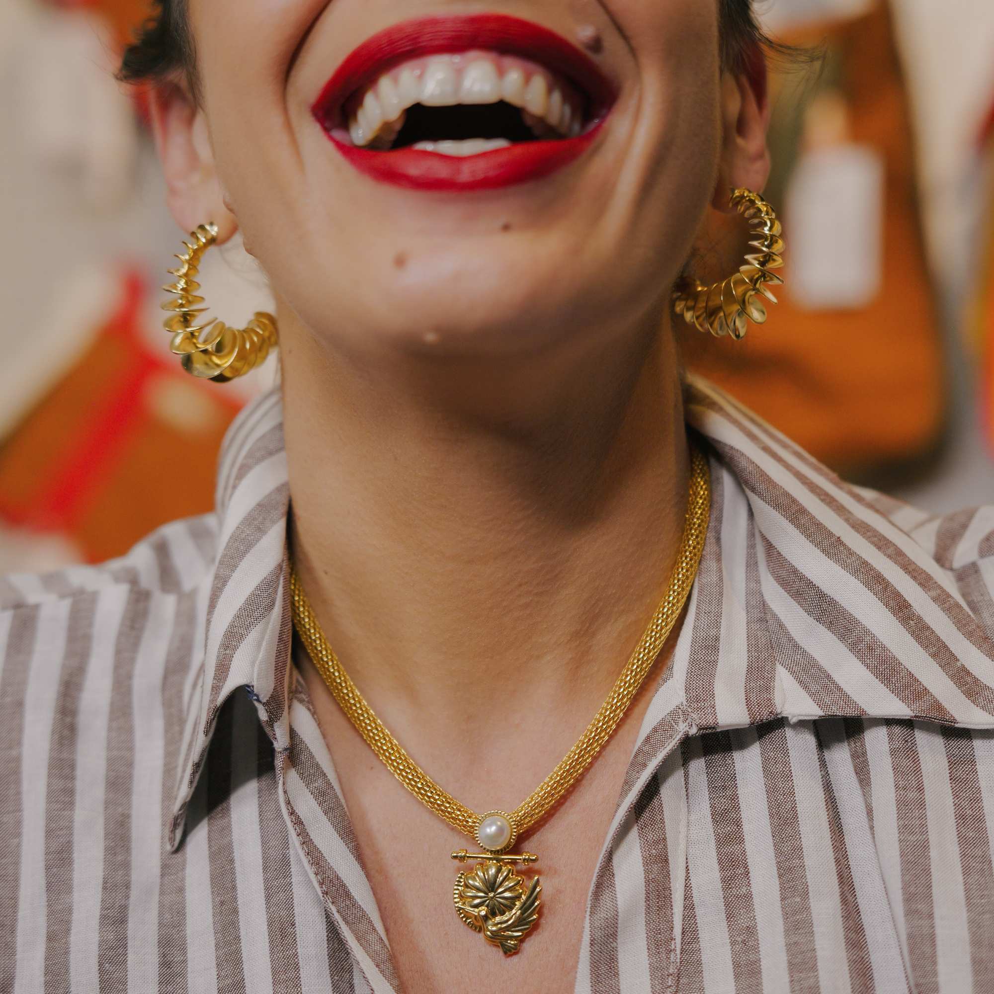 Colar Corrente Medalha Beija-Flor Ouro com Pérola