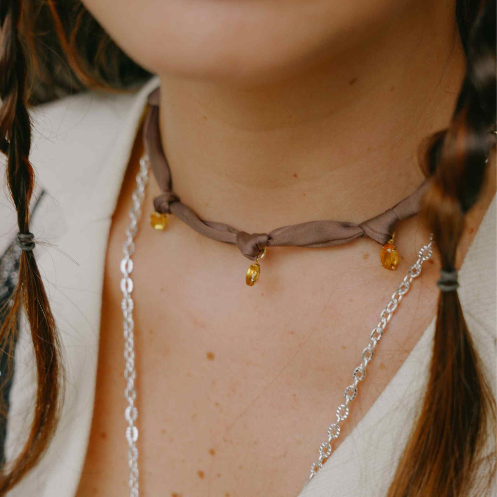 Colar Mel com Fita de Cetim e Pingentes Facetados