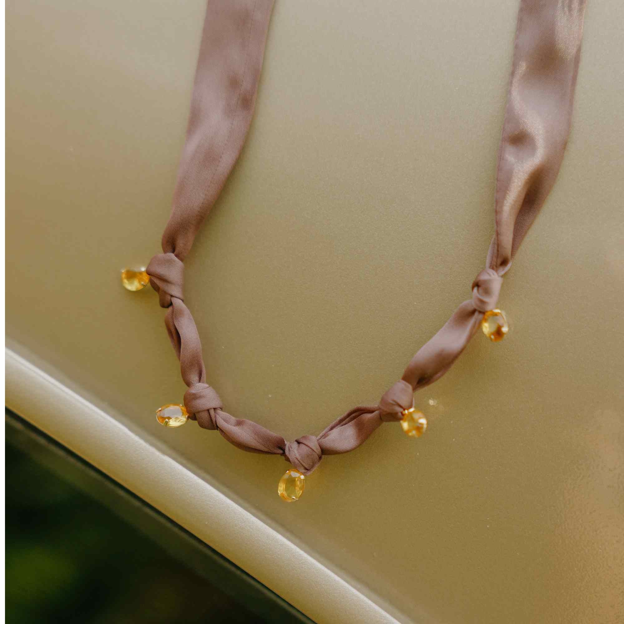 Colar Mel com Fita de Cetim e Pingentes Facetados