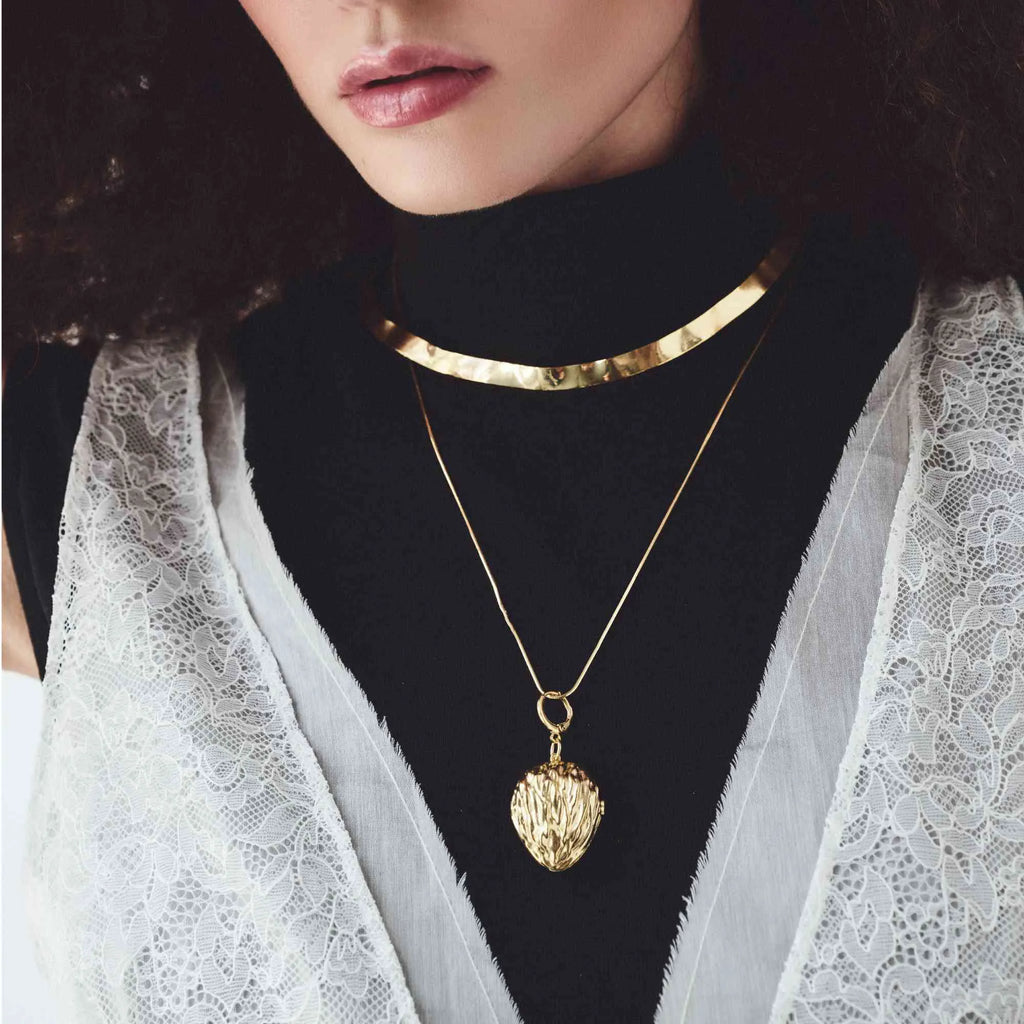 Colar Relicário Noz Ouro